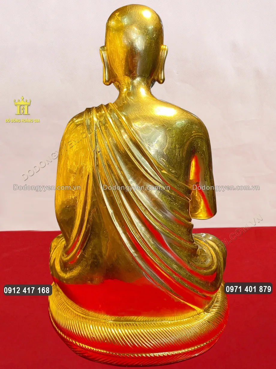 H&igrave;nh ảnh ph&iacute;a sau của bức tượng đồng